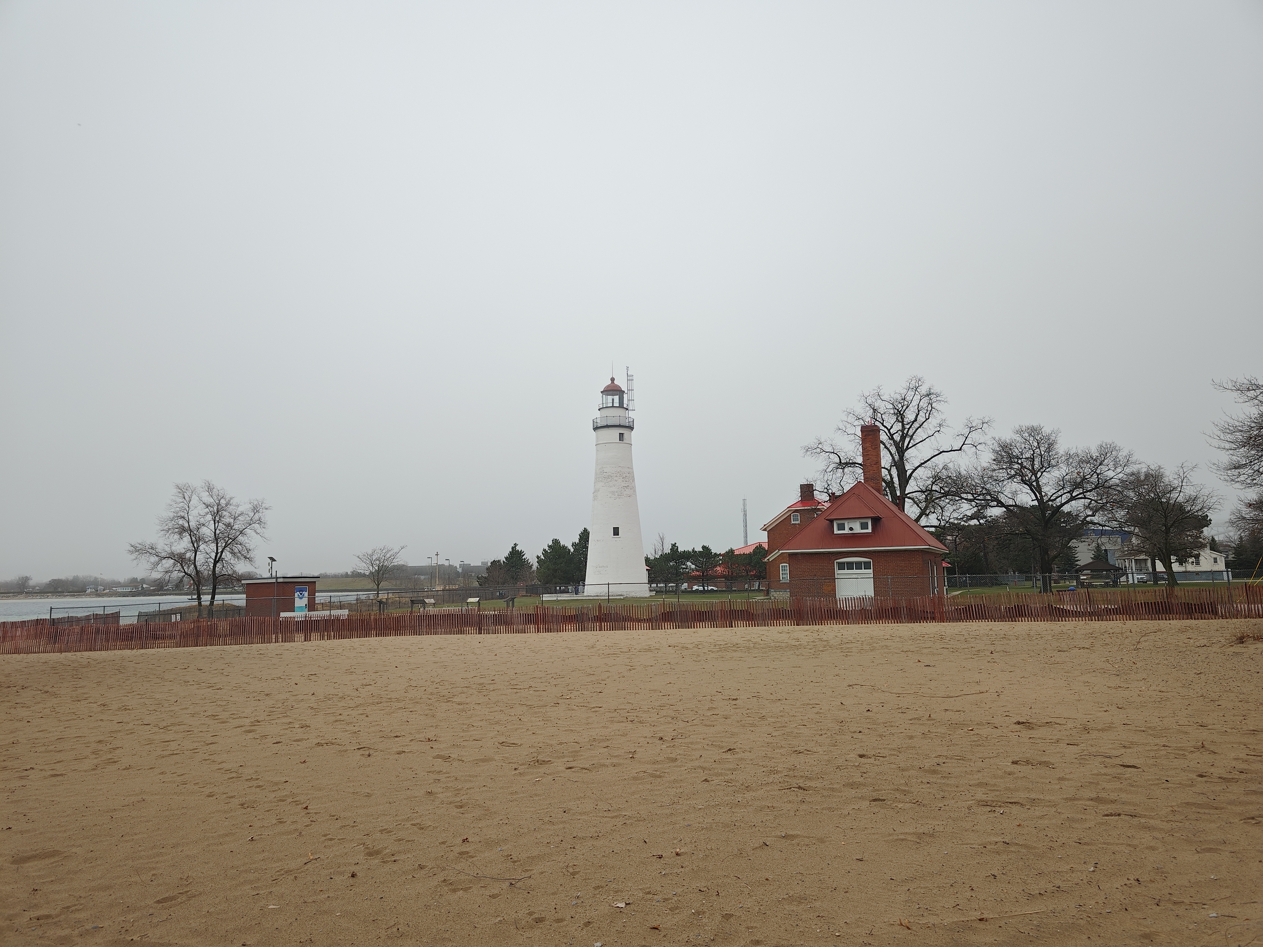 Picture of a lighthouse on the eastern coast of Michigan